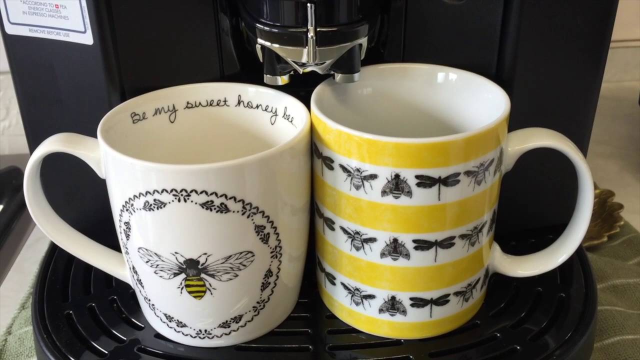 Se servir des tasses de café 